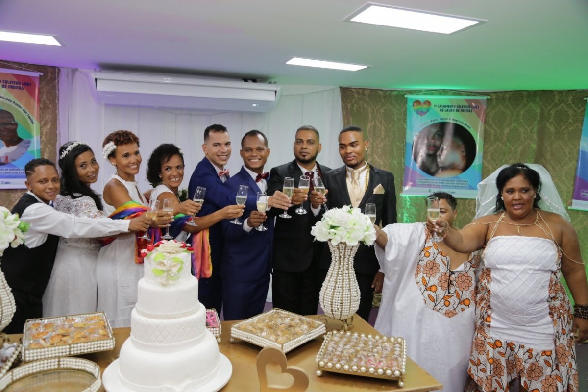 Casais LGBTQI+ oficializam primeiro casamento homoafetivo em Lauro de Freitas