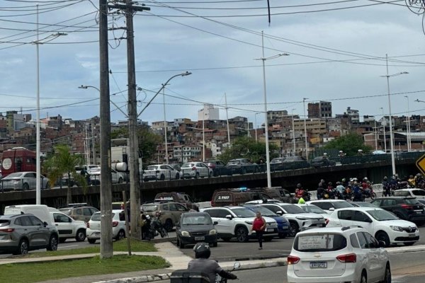 [Vídeo: Motoboys fecham avenidas e protestam contra alta dos combustíveis em Salvador]