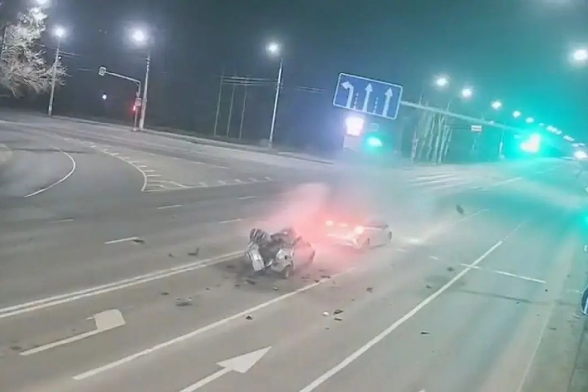 Vídeo: Motociclista morre após batida forte com carro na Ucrânia 