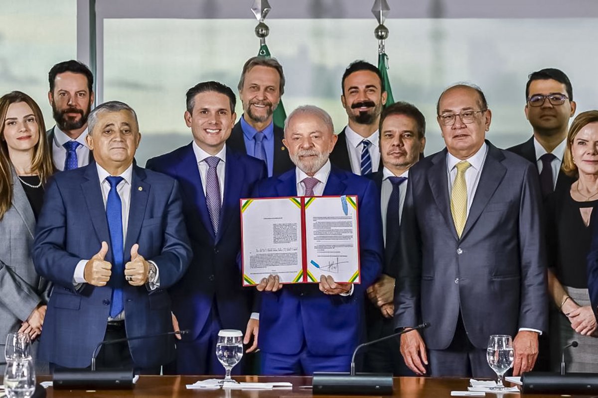 Em evento no Planalto, Lula sanciona PL Antifacção com veto