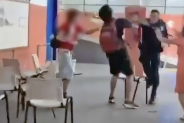[Vídeo: PM agride estudantes com tapas durante protesto em colégio estadual no Rio ]