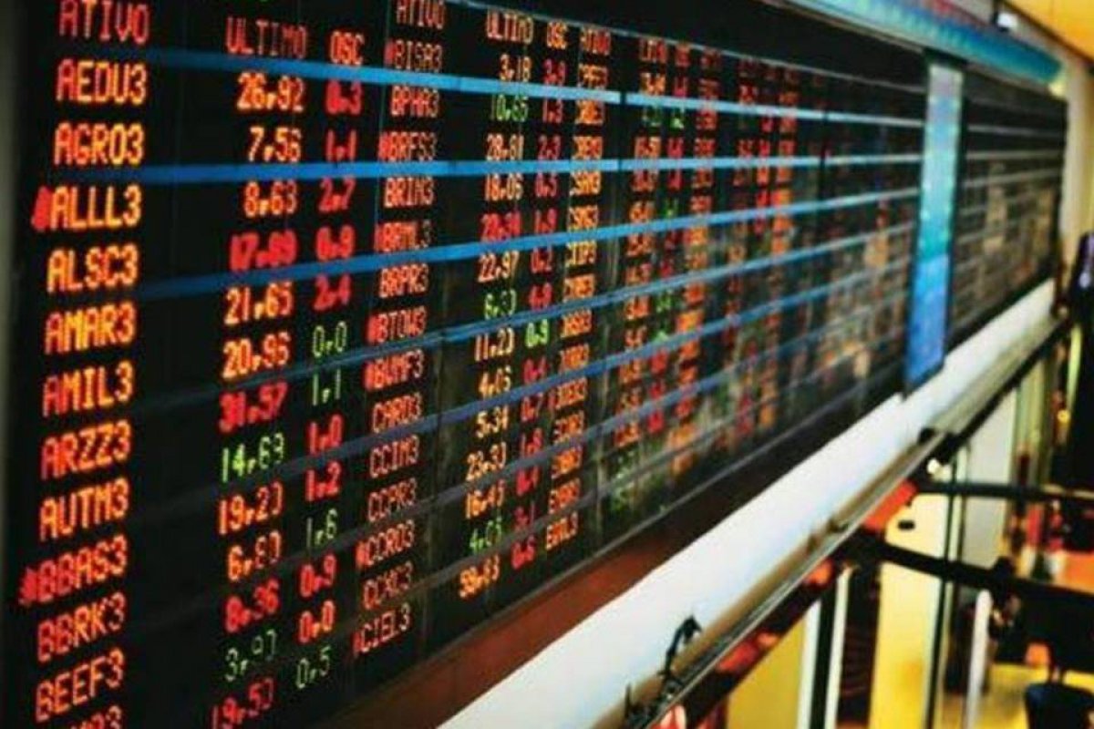 Bovespa desaba 10% e interrompe negócios