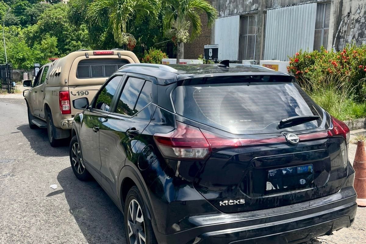 PM recuperou um carro com restrição de roubo na Avenida Paralela, em Salvador