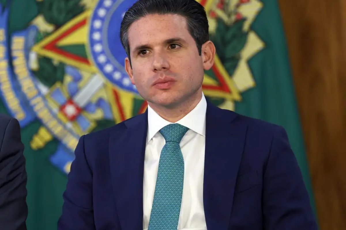 Escala 6x1 pode ser votada em maio, diz Hugo Motta