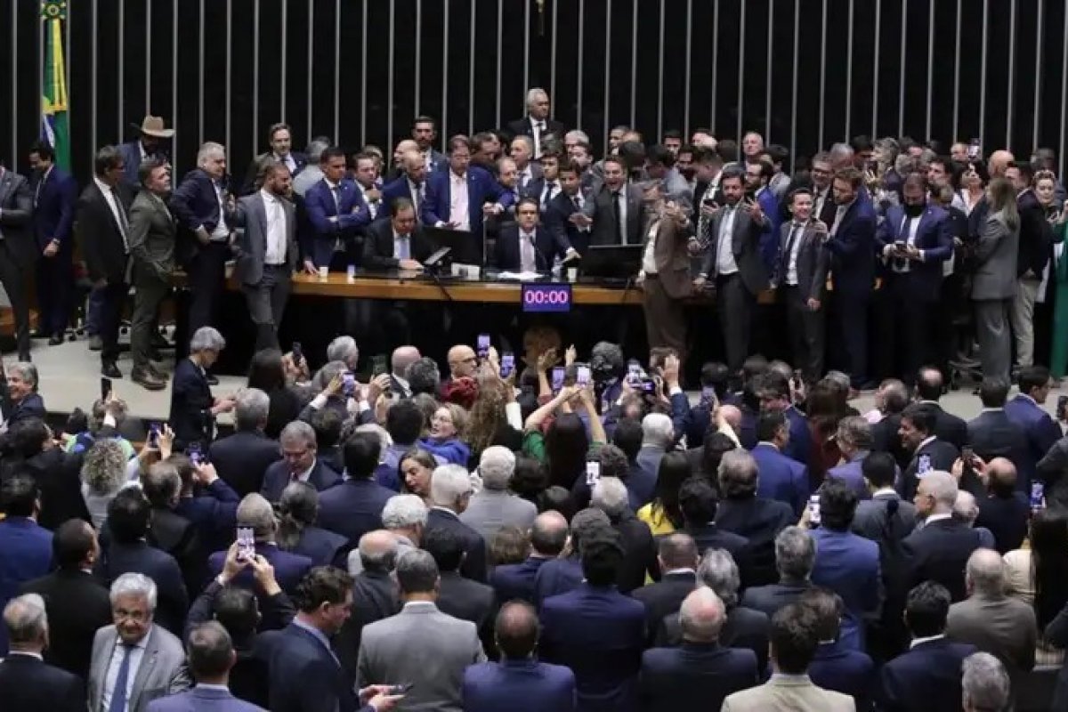 Governo Lula dá prazo e ameaça urgência para acabar com escala 6x1