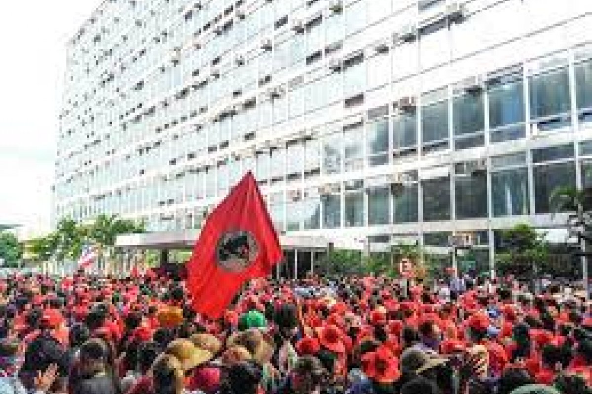 MST ocupa Ministério da Agricultura e Incra