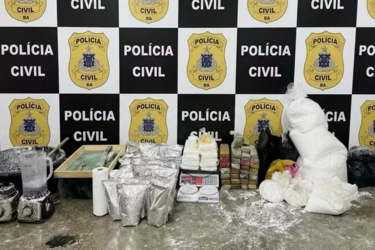 Laboratório clandestino de drogas em Feira de Santana é desarticulado e duas mulheres são presas