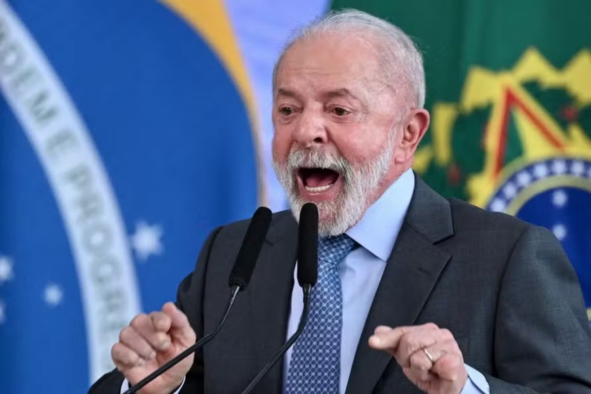 Lula diz que 'economia vai bem' mas cobra de ministro solução para endividamento da sociedade