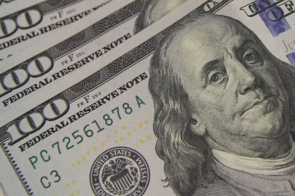 Dólar sobe a R$ 5,25 e Bolsa cai com tensão no Oriente Médio e pressão inflacionária