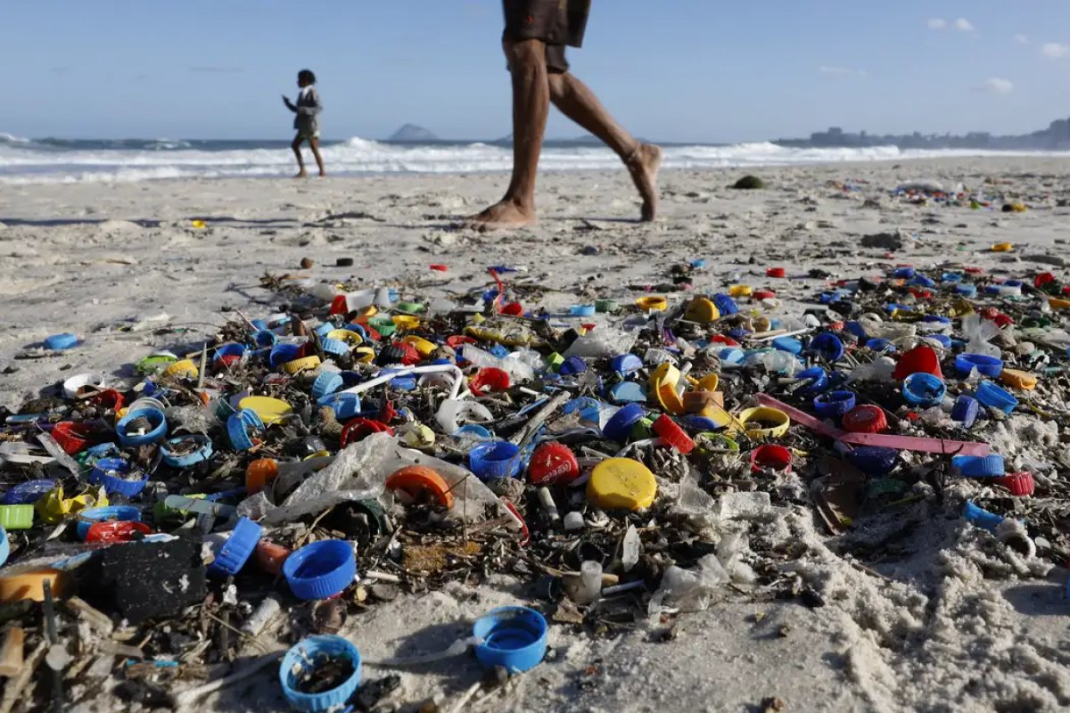 Brasil ocupa 4º lugar em ranking global de praias mais poluídas do mundo 