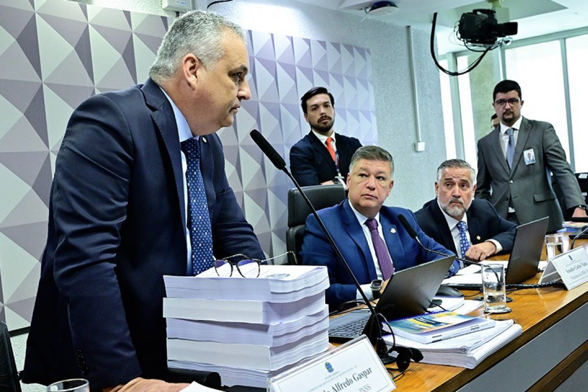 CPMI do INSS pede prisão preventiva de 'Lulinha', indiciamento de ex-ministros de Lula e Bolsonaro e outras mais de 200 pessoas