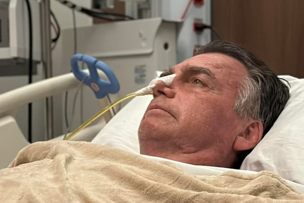 Vídeo: Bolsonaro recebe alta e chega em casa para cumprir prisão domiciliar