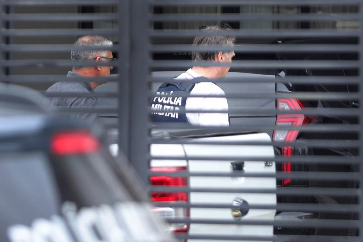 "Acabou nosso sossego", diz vizinho de Bolsonaro em grupo do condomínio