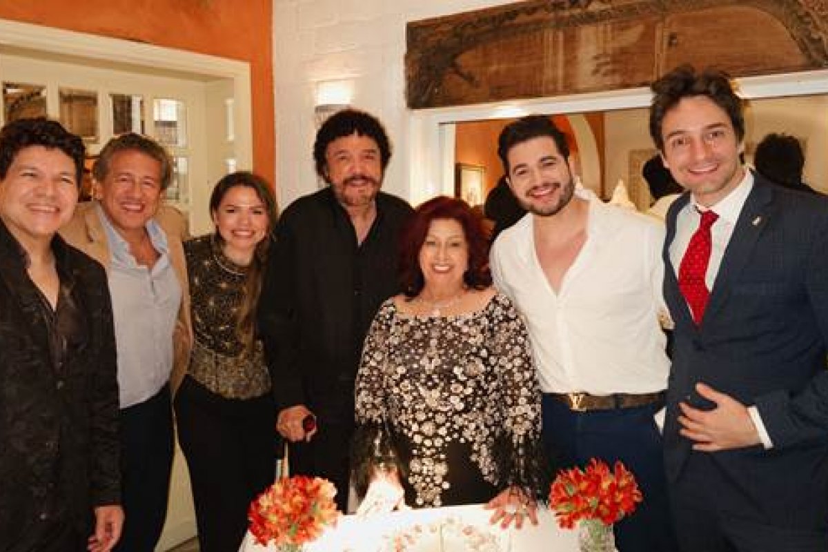 “Rainha das Versões” se inspira na “Rainha do Calcário” e emociona em aniversário intimista de Idê Guimarães em São Paulo! 