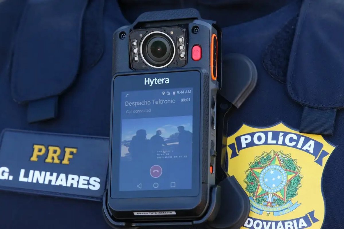 Uso judicial de gravações de câmeras da PM enfrenta falha de armazenamento, bateria descarregada e lentes bloqueadas