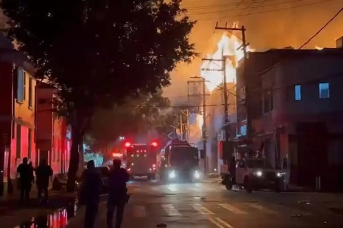 Incêndio no Brás deixa parte da rua sem energia e mobiliza 30 viaturas do Bombeiros