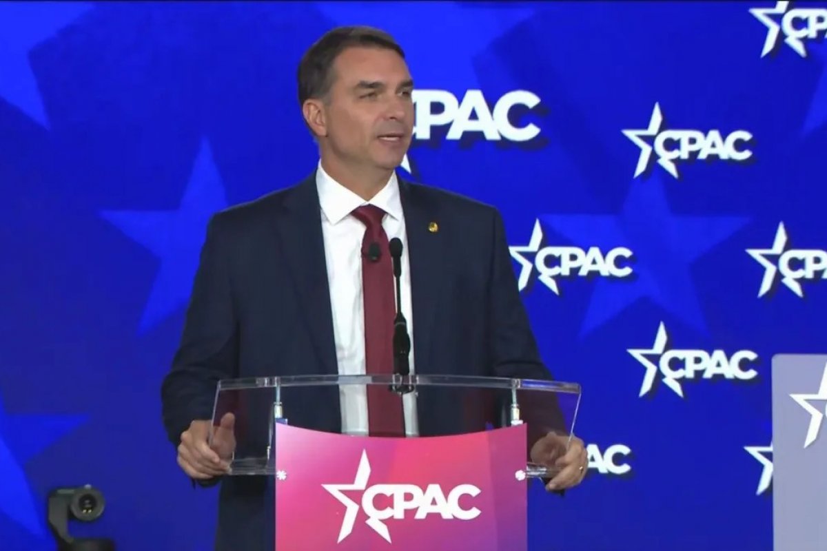 Nos EUA, Flávio Bolsonaro pede que americanos monitorem eleições do Brasil 