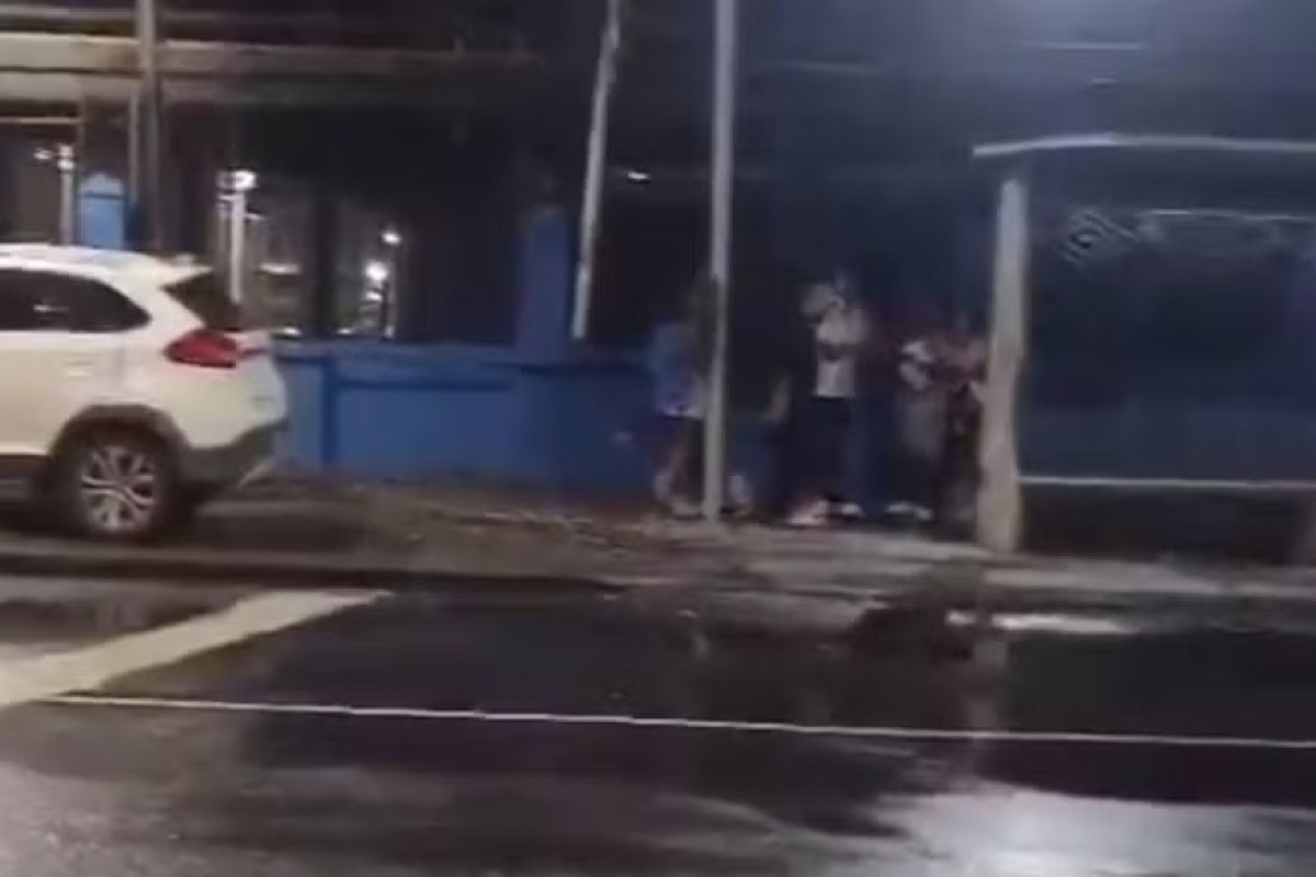 Carro invade ponto de ônibus na Barra e deixa quatro feridos