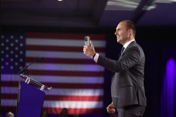 [Moraes manda defesa de Bolsonaro explicar declaração de Eduardo nos EUA sobre suposto acesso do ex-presidente a vídeo]