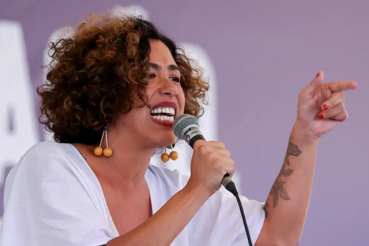 Deputada do PSOL aciona PGR para tirar Bolsonaro da prisão domiciliar após fala de Eduardo 