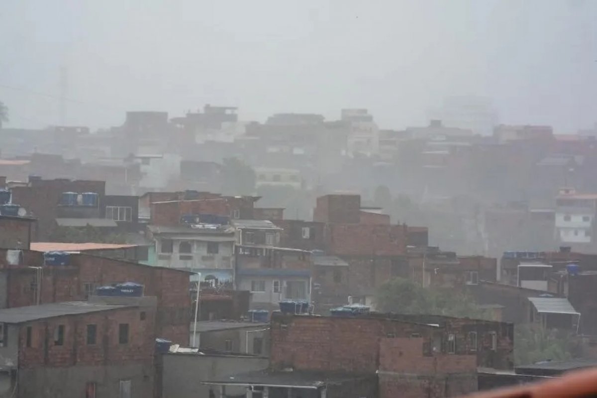 Inmet sobe alerta para chuvas fortes em 23 cidades da Bahia; veja previsão em Salvador 
