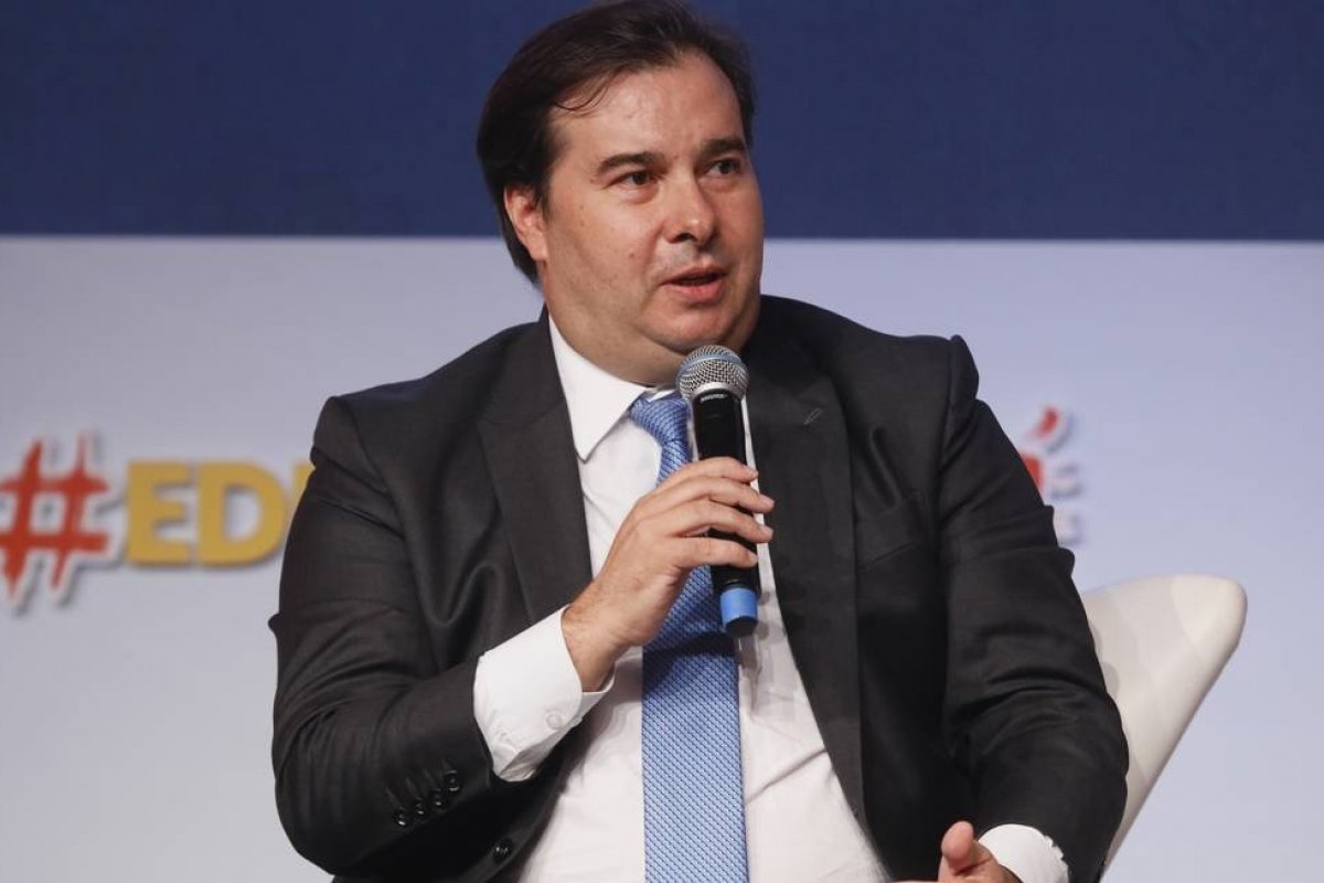 'Prometi não falar mal, se não ele não cai', diz Rodrigo Maia ao criticar Abraham Weintraub