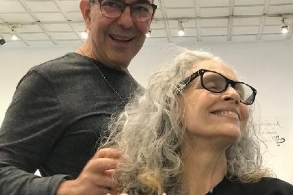 Sonia Braga surge com novo visual