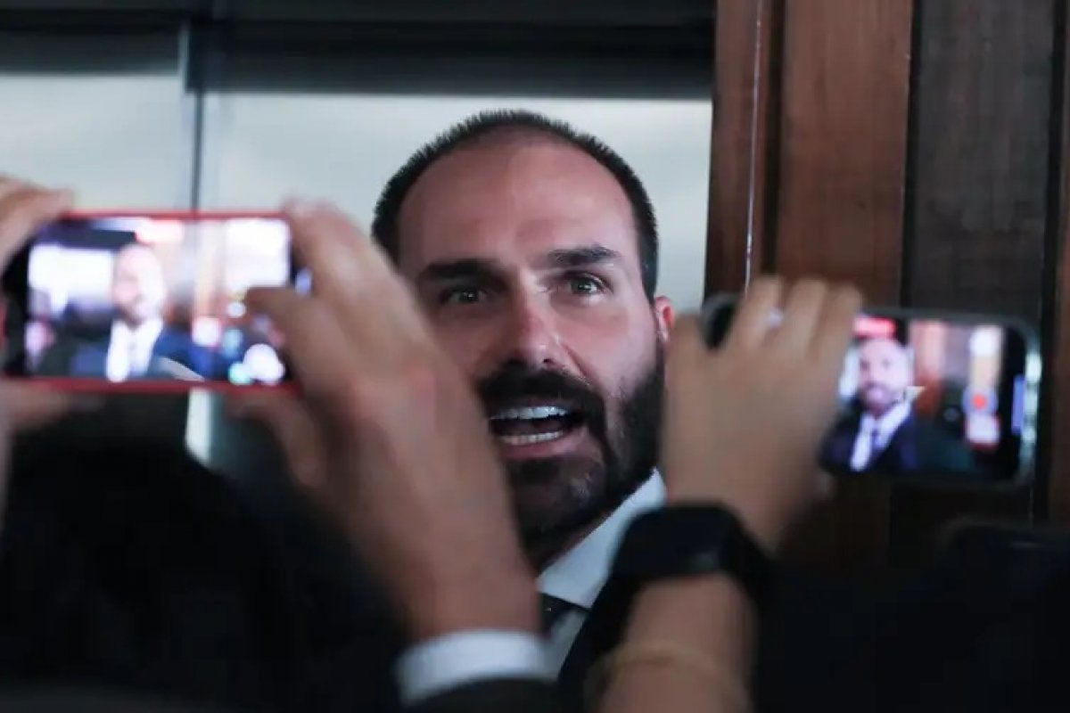 "Quero que Moraes me intime", diz Eduardo Bolsonaro após início das apurações sobre possível vídeo enviado para o ex-presidente