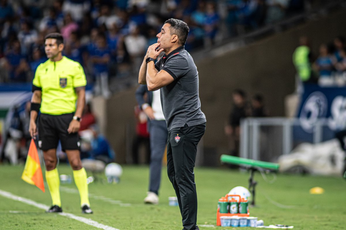 Jair Ventura aponta falhas e cobra reação após derrota do Vitória
