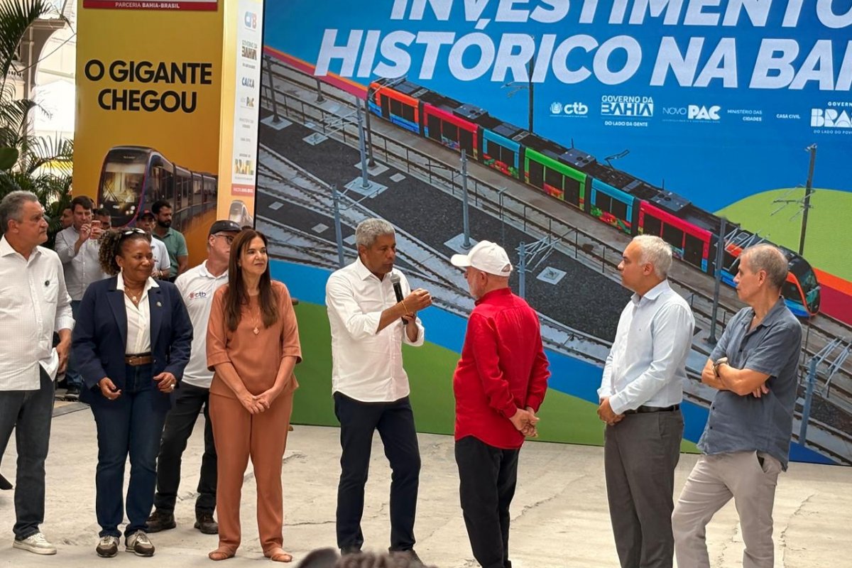 Vídeo: ao lado de Wagner, Jerônimo e Rui Costa, Lula chega a Salvador para visitar obras de implantação do VLT