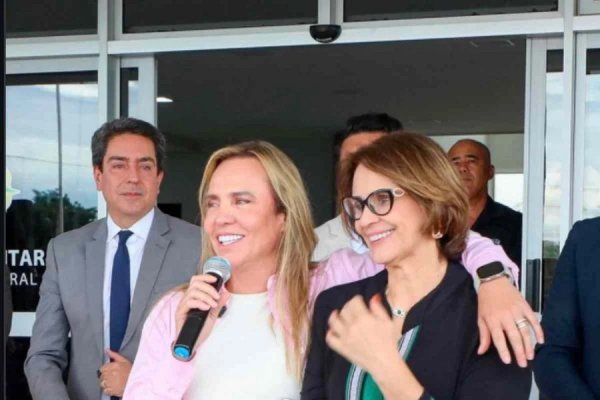 [Vídeo: Junto de Damares Alves, governadora do DF evita falar número do PT: 'São 12+1']