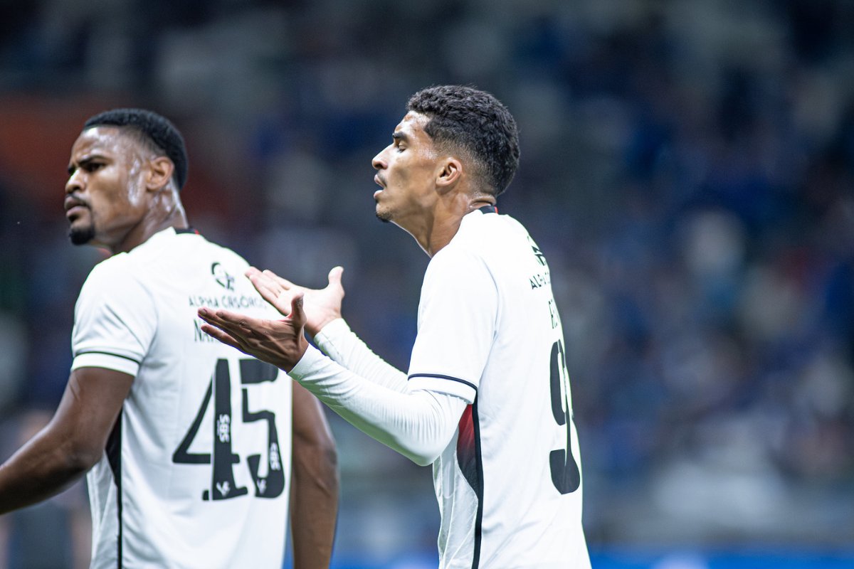 Vitória liga alerta para desempenho fora de casa antes de duelo com a Chapecoense