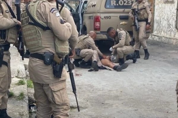 [Linhas de ônibus seguem sem circular em bairro de Lauro de Freitas após confronto com PMs]