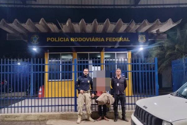 [Adolescente é apreendido após aprender a dirigir na internet e furtar carro dos pais para encontrar garota do Roblox]