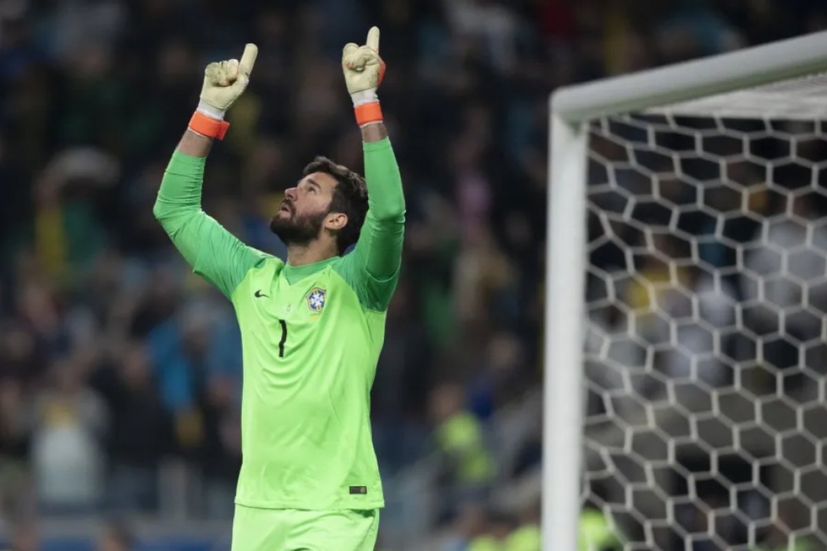 Alisson só deve voltar no fim da temporada europeia, diz técnico do Liverpool