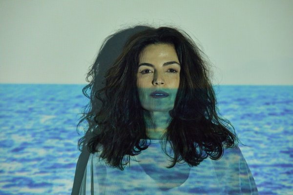 [Em seu terceiro álbum solo, Emanuelle Araújo apresenta uma releitura de “Ijexá”, clássico eternizado na voz de Clara Nunes! ]