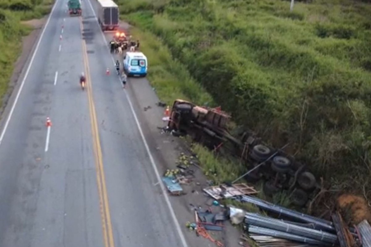 Caminhoneiro morre após carreta tombar em rodovia da Bahia
