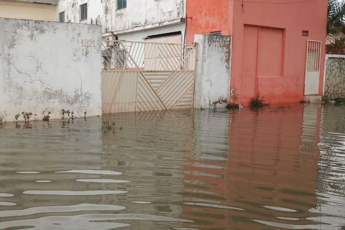Chuva deixa ruas alagadas em Lauro de Freitas, região metropolitana de Salvador
