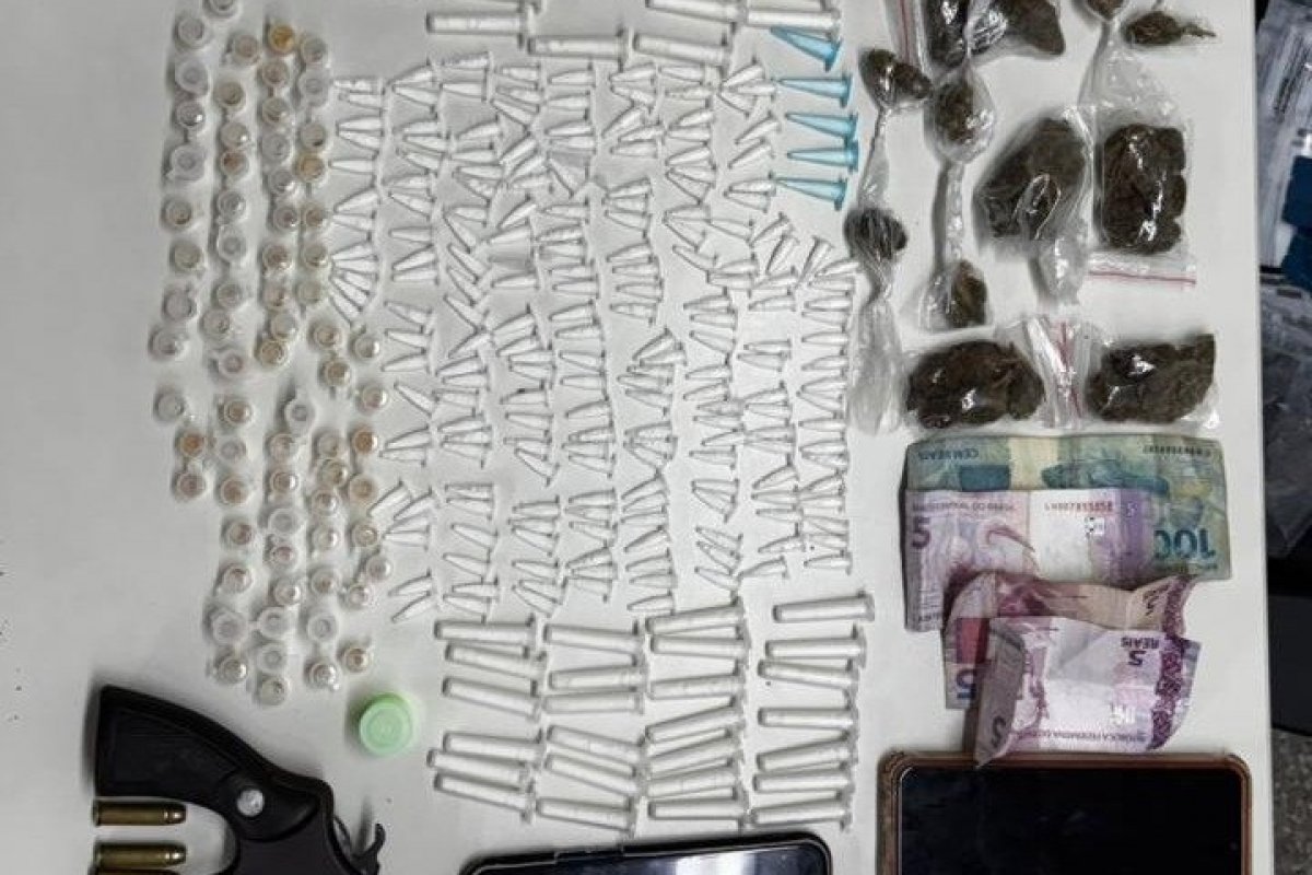 Três suspeitos de tráfico de drogas são presos no bairro de Ondina