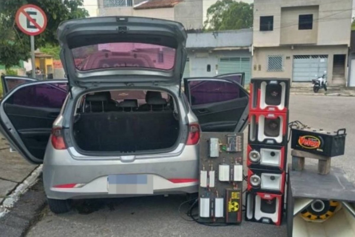 Denúncia de som alto termina com apreensão de armas, drogas e dinheiro em espécie 