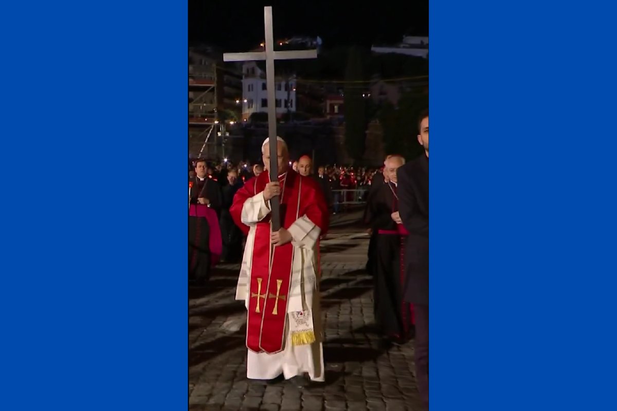 Vídeo: Papa Leão XIV retoma tradição histórica e carrega cruz em celebração da Sexta-Feira Santa