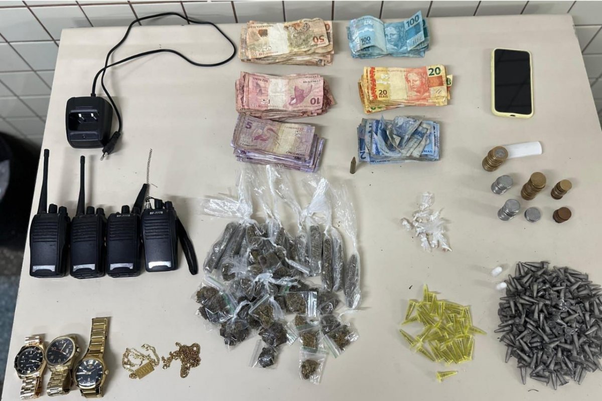 Adolescente é apreendido com drogas em Lauro de Freitas