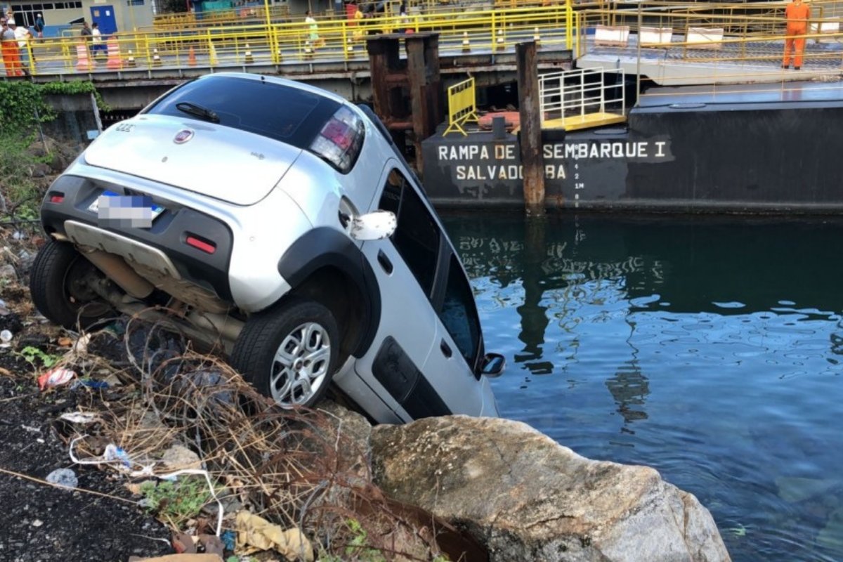 Carro fica pendurado em pedras na área de carga e descarga da Feira de São Joaquim