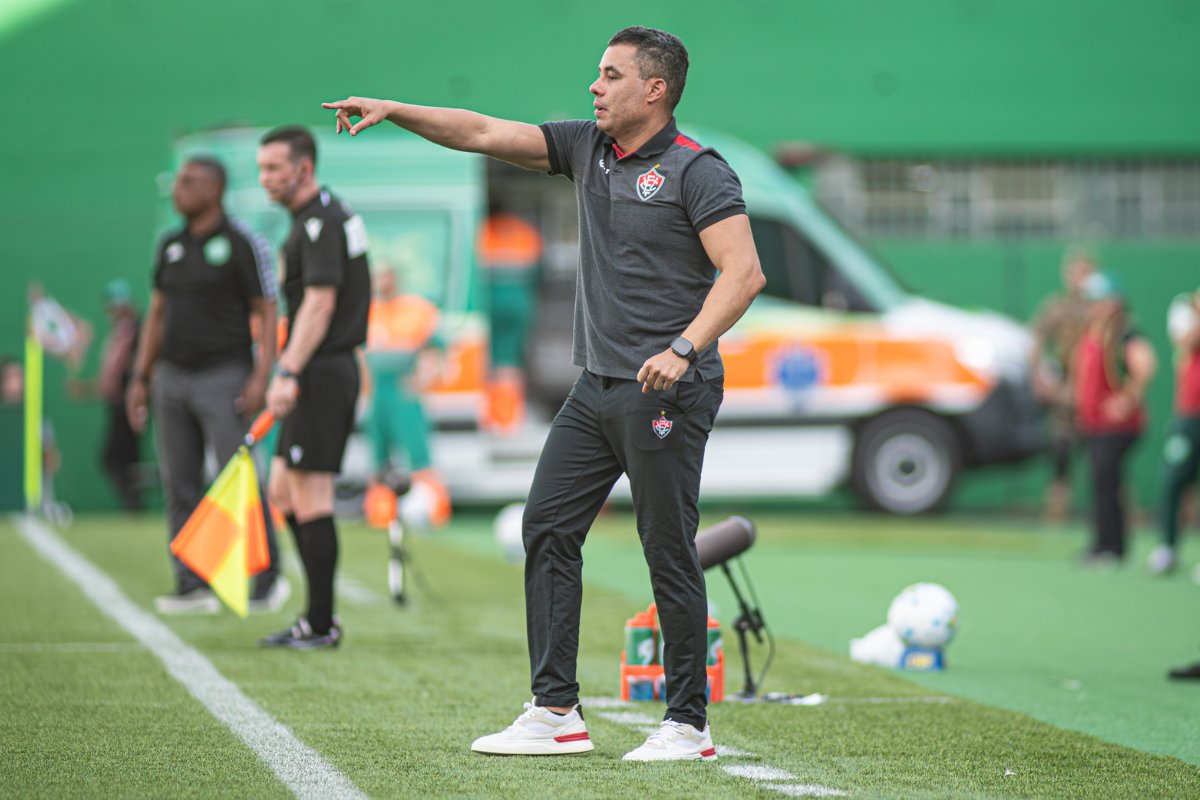 Jair Ventura valoriza ponto fora após expulsão e cobra mais eficiência do Vitória