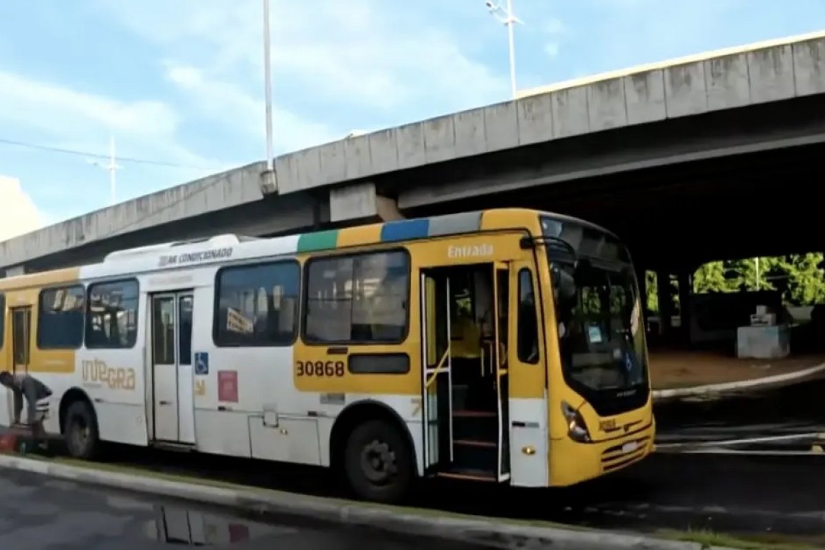 Ônibus param de circular no Nordeste de Amaralina, em Salvador, após confronto com a PM 