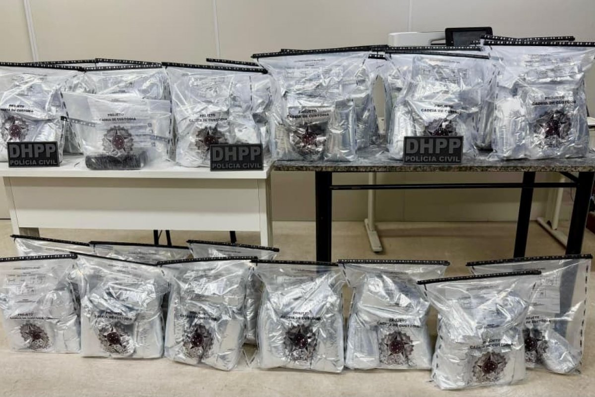 Homem é preso em flagrante por transportar cerca de 80kg de cocaína em veículo na Bahia 