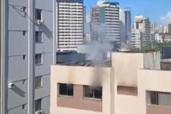 [Incêndio atinge prédio residencial em Salvador e deixa um ferido]