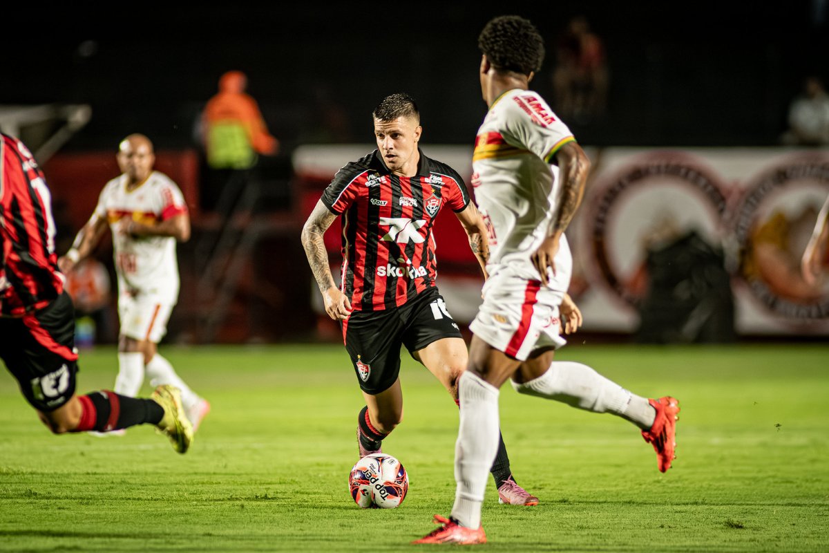 Vitória recebe Juazeirense em duelo baiano por recuperação no Nordestão