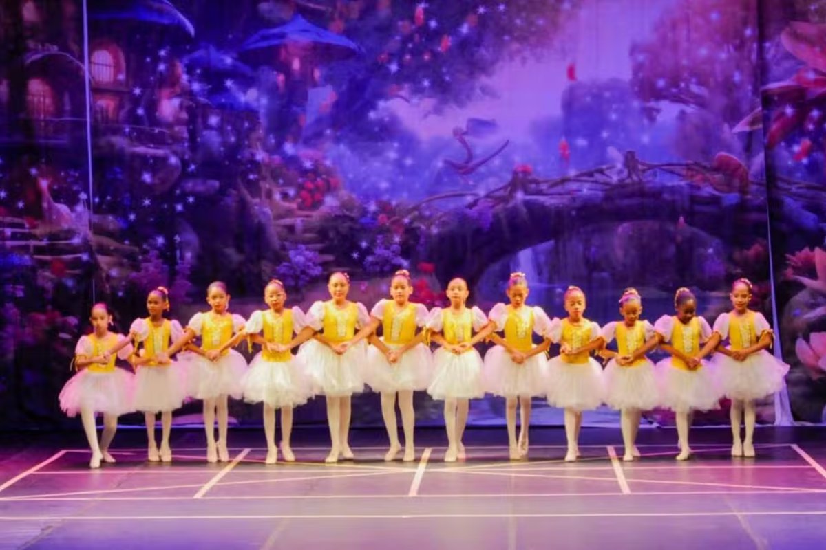 Instituto oferta aulas de ballet gratuitas para crianças de comunidades de Salvador 