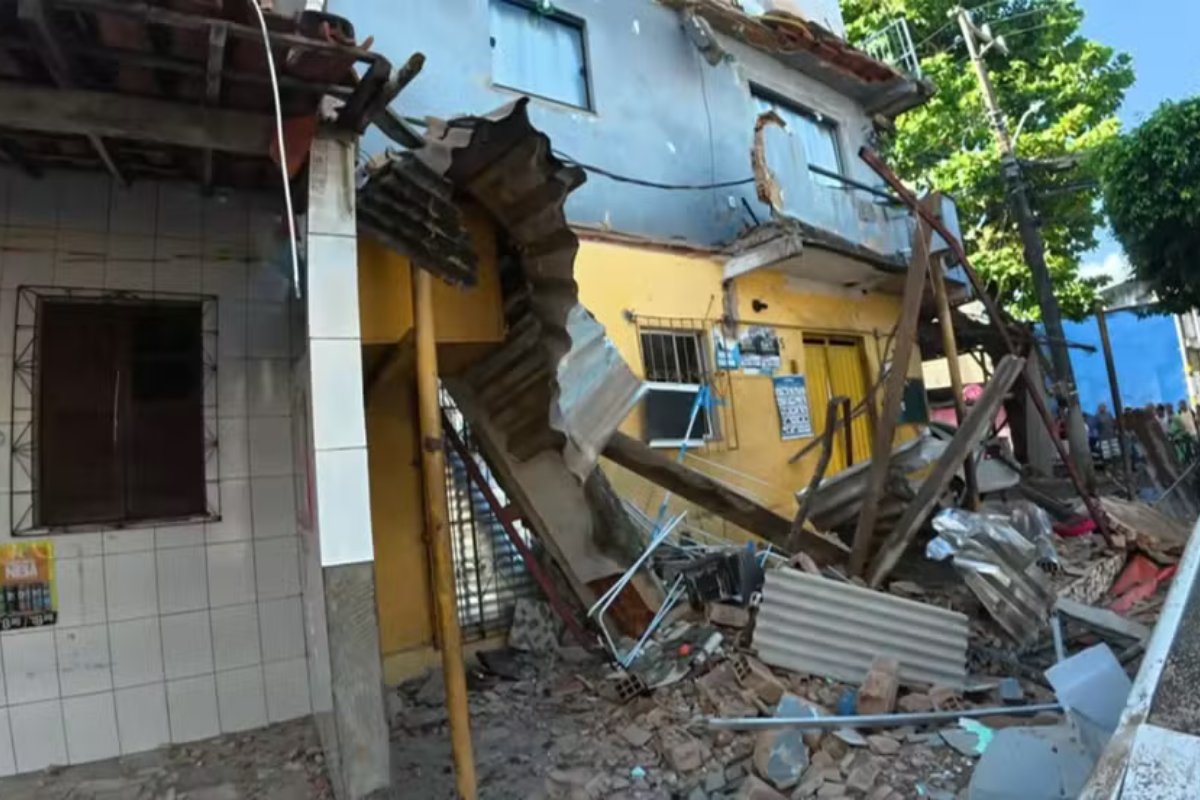  Homem fica ferido após queda de marquise em Salvador 